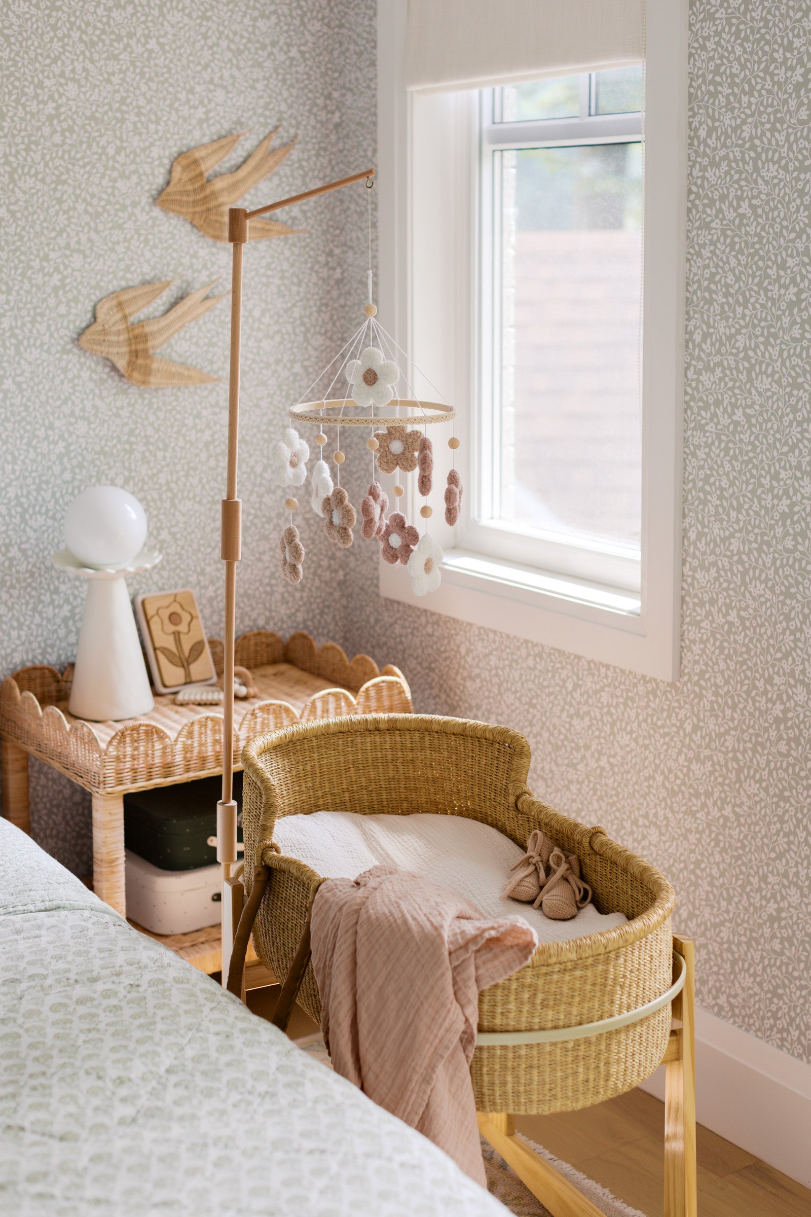 Boucle mobile with flowers