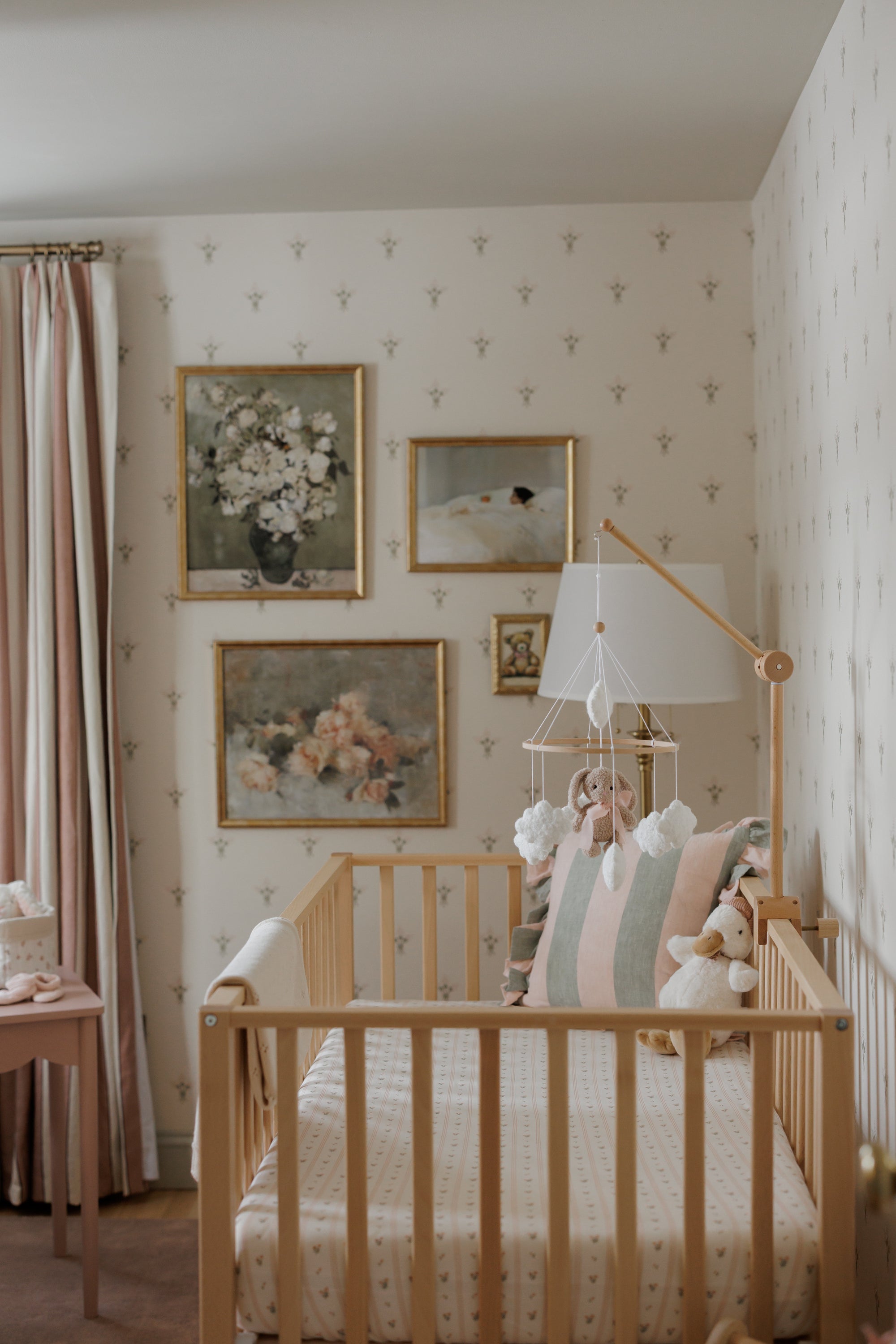Boucle mobile with beige teddy bunny